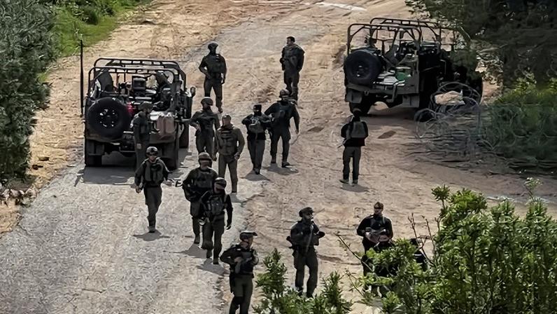Soldados israelenses em veículos militares no lado israelense da fronteira entre Israel e Líbano 16/3/2026 REUTERS/Avi Ohayon