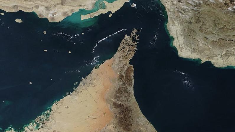 O governo iraniano declarou ainda que bases norte-americanas na região “não são mais seguras”; na imagem, o estreito de Ormuz, principal corredor marítimo do petróleo no mundo, que tem sido bloqueado pelo Irã desde o início da guerra