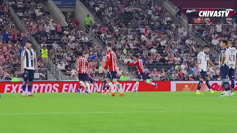 Bryan González marca de longa distância contra o Monterrey