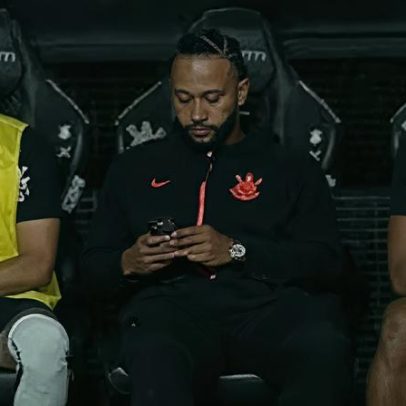 STJD denuncia Memphis por uso de celular durante Corinthians x Flamengo