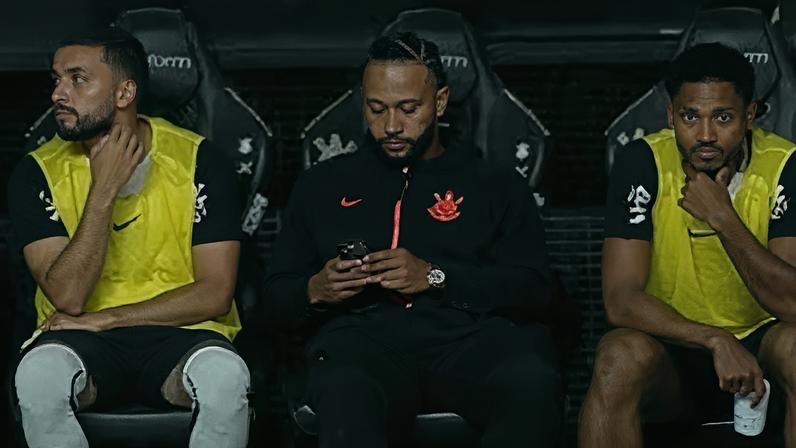 Memphis foi flagrado mexendo no celular no banco de reservas