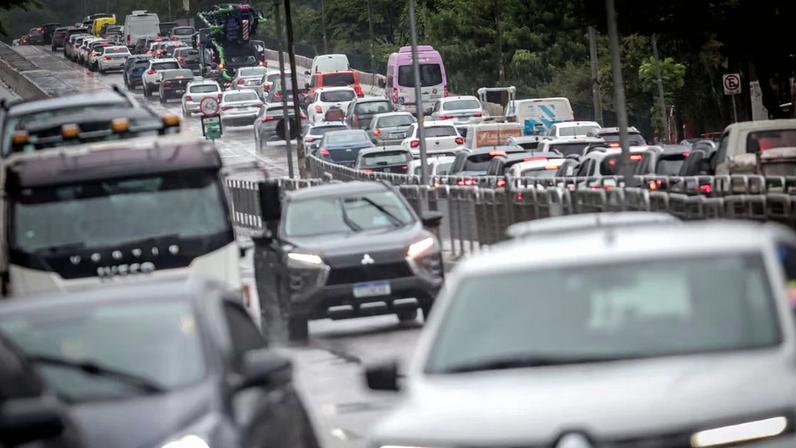 Chuva contribui para a piora do trânsito na capital; segundo a CET, 1.448 semáforos já foram modernizados.