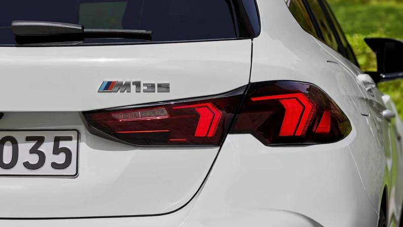 Esportivos | O BMW M135 xDrive é a porta de entrada para os carros da linha M Performance. Foto: BMW/Divulgação