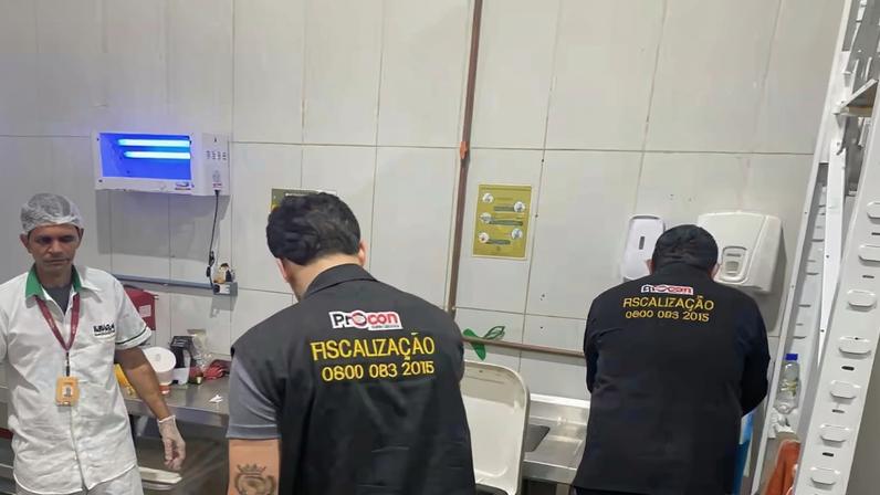 Procon-JP autua supermercado por vender carne de frango com validade vencida