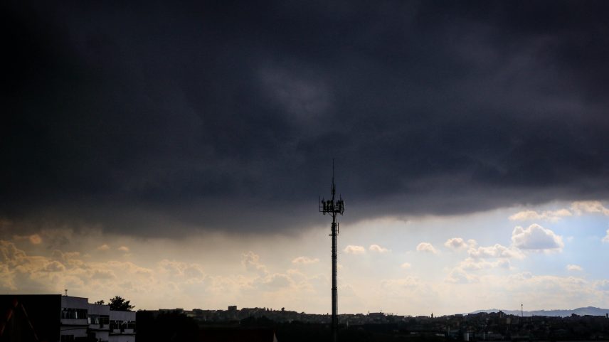 Chegada de uma brisa marítima aumentou a nebulosidade e favoreceu pancadas de chuva