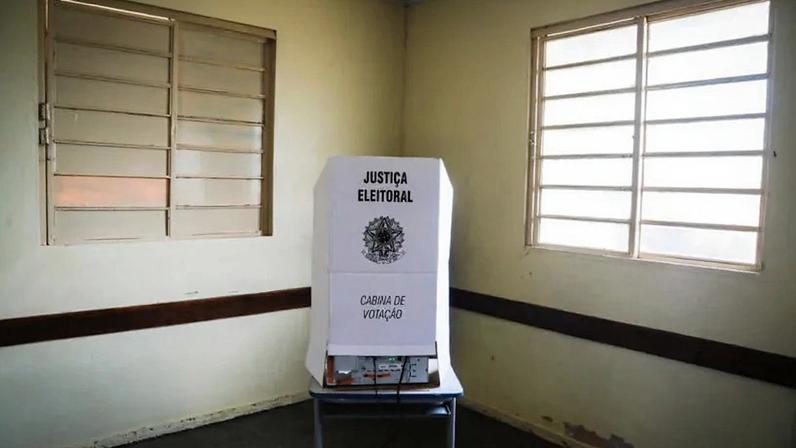 A partir de 4 de abril, serão 180 dias de muita, mas muita emoção mesmo, diz articulista; na imagem, urna em escola de São Sebastião, no DF