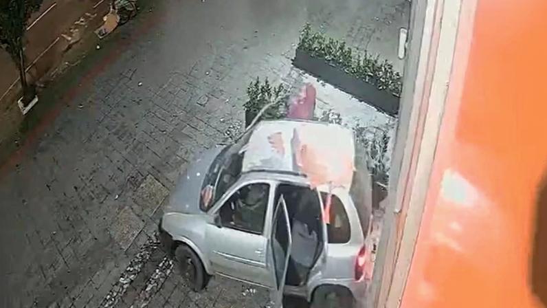 Gangue usou carro para arrombar loja