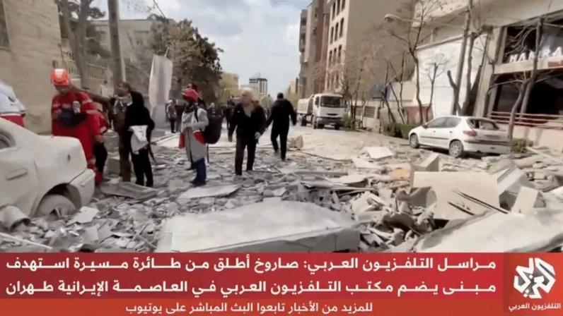 Na imagem, frame de vídeo mostra destroços da explosão que atingiu prédio onde fica a sede da TV "Al Araby" em Teerã