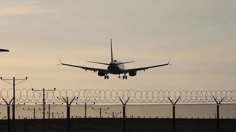 Avião pousando: queda de preços das passagem aéreas atenuou alta dos preços dos serviços (Foto: Getty Images)