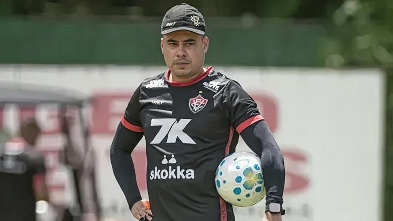 Técnico Jair Ventura durante treino do Vitória