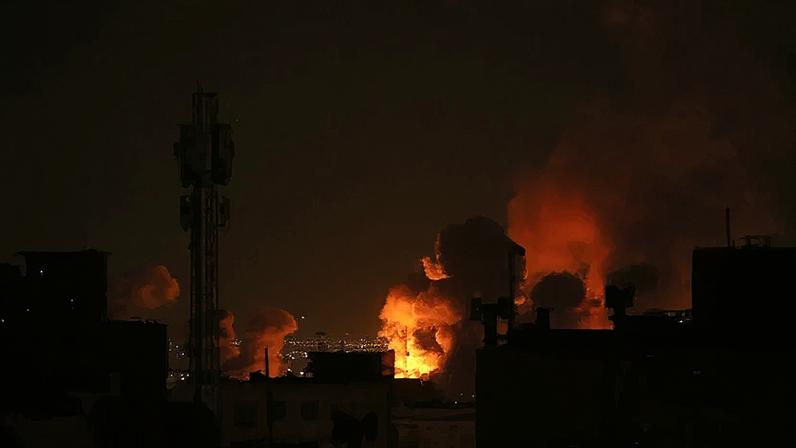 Coluna de fumaça após explosão em Teerã na sexta-feira (6). Foto: Stringer Wana / Reuters
