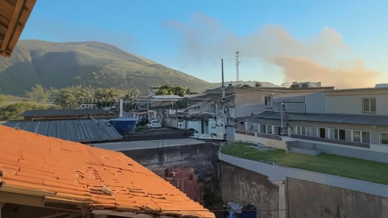 Moradores registraram tiroteio na comunidade do Salgueiro, em São Gonçalo (RJ).