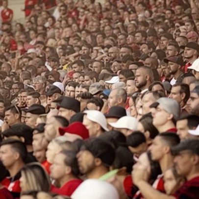 Torcida do Flamengo acompanha jogadores do Cruzeiro no Maracanã