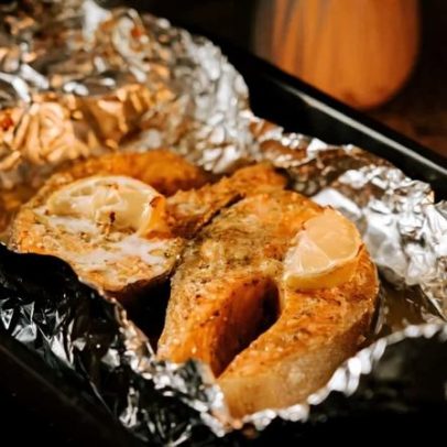 Peixe assado no forno com 3 receitas fáceis para o almoço de domingo
