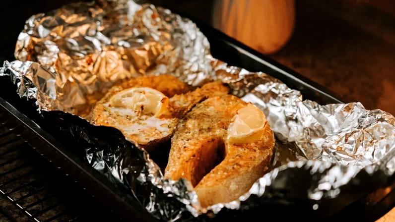 Peixe assado no forno com 3 receitas fáceis para o almoço de domingo