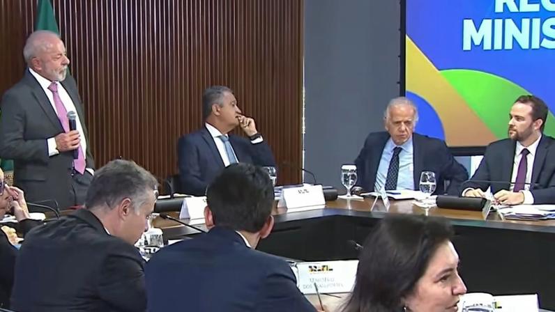 O presidente Lula em reunião com ministros; há indefinição se ao menos 4 deixam Esplanada