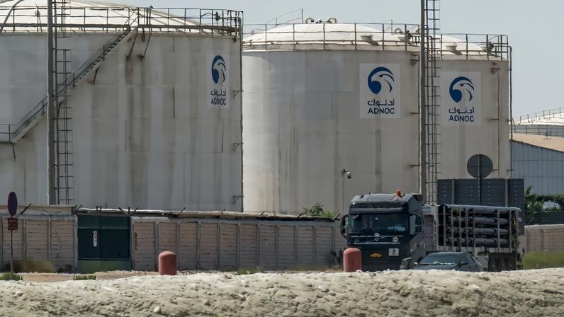 Um caminhão passa em frente a uma instalação da ADNOC Gas, subsidiária da Abu Dhabi National Oil Company, em Abu Dhabi, em 3 de março de 2026. Foto: Ryan Lim/AFP