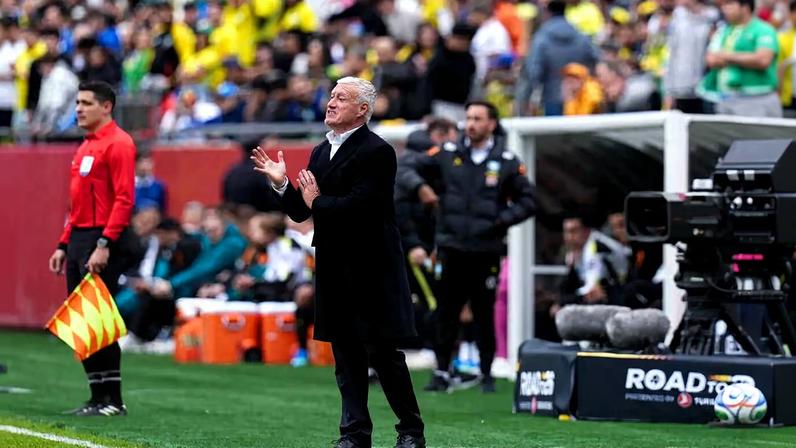 Deschamps critica pausas para hidratação após vitória da França sobre o Brasil