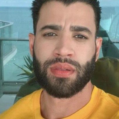 Gusttavo Lima fica surpreso ao ser alvo de carrapato