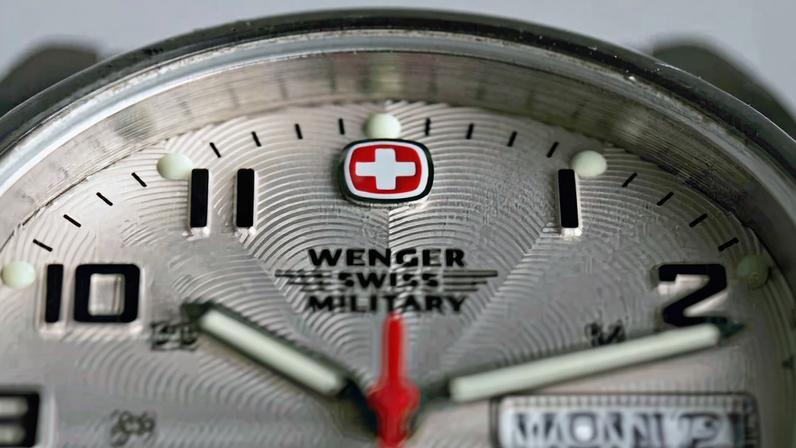 Tênis da On produzidos na Ásia ganham direito de exibir a cruz suíça