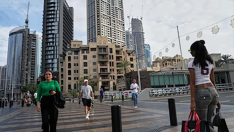 Espanhóis nos Emirados Árabes Unidos: família pede que saia, mas vida e trabalho ficam