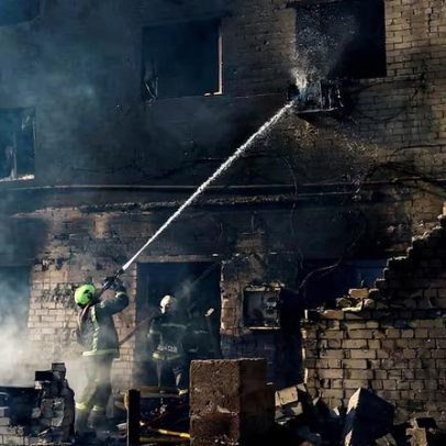 Quatro mortos em ataque aéreo russo à região de Kyiv, dizem autoridades