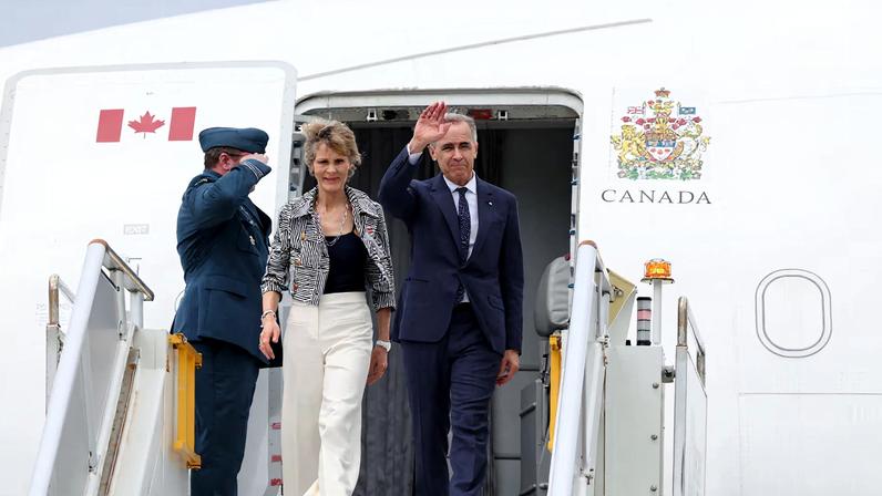 Canadian Prime Minister Mark Carney and his wife Diana Fox Carney arrive at Sydney Kingsford Smith Airport in Sydney, Australia, March 3, 2026. REUTERS/Hollie Adams