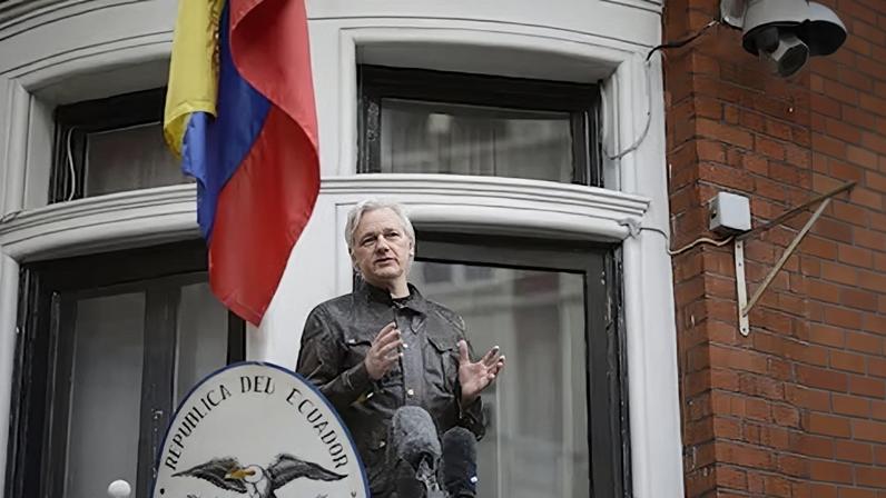 CIA usou ex-militar espanhol para vigiar Julian Assange, diz relatório