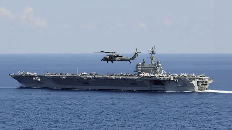 Um helicóptero MH-60S Seahawk sobrevoa o porta-aviões USS George H.W. Bush (CVN-77).