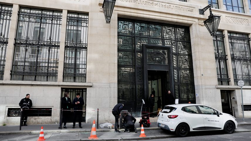 No sábado (28), policiais avistaram dois suspeitos carregando uma sacola perto do banco