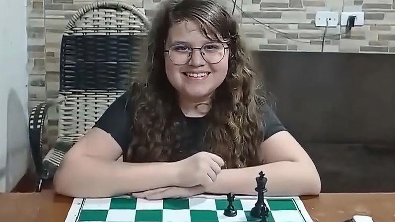 Aluna de 11 anos de escola pública é mestre nacional de xadrez