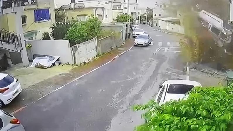 Um míssil iraniano atingiu um bairro em Kafr Qassem, próximo a Tel Aviv, em Israel