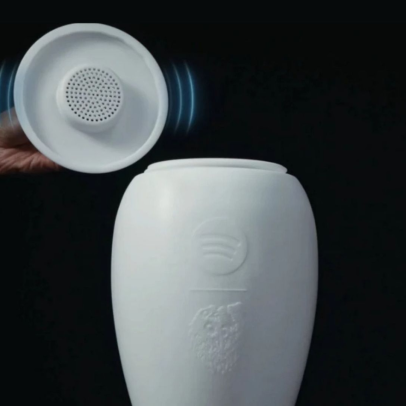 Spotify lança urna com bluetooth capaz de reproduzir músicas para "tornar a morte menos entediante"