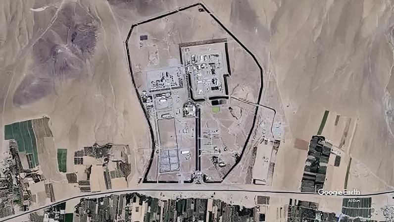 Imagem do reator de água pesada de Khondab, enquanto o exército israelense afirma ter atingido o local no centro do Irã