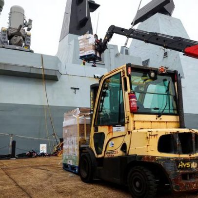 Navio de guerra britânico HMS Dragon parte para o Mediterrâneo Oriental