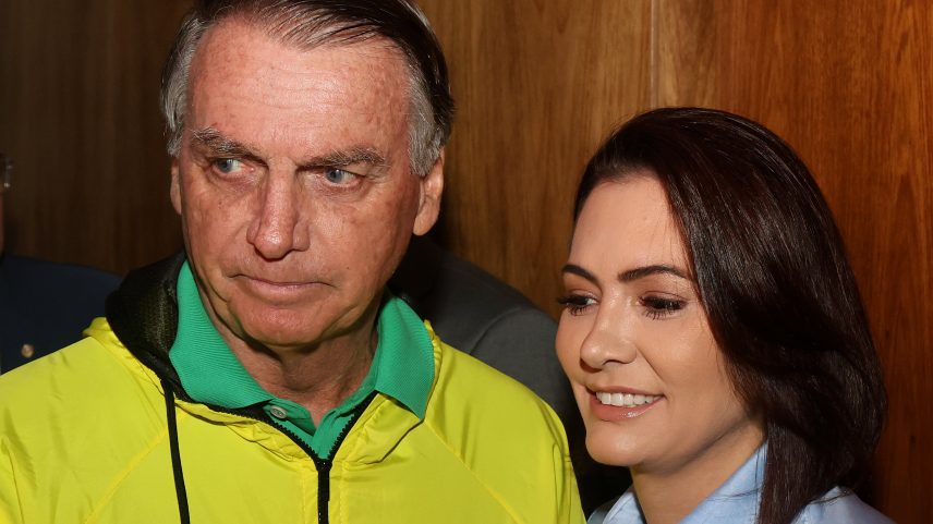 A ex-primeira dama Michelle Bolsonaro comemorou a transferência do marido