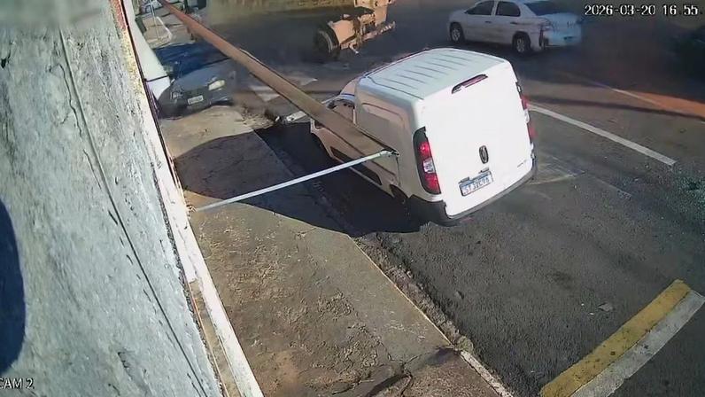 Caminhão perde o controle do condutor e atinge carros e motocicleta.