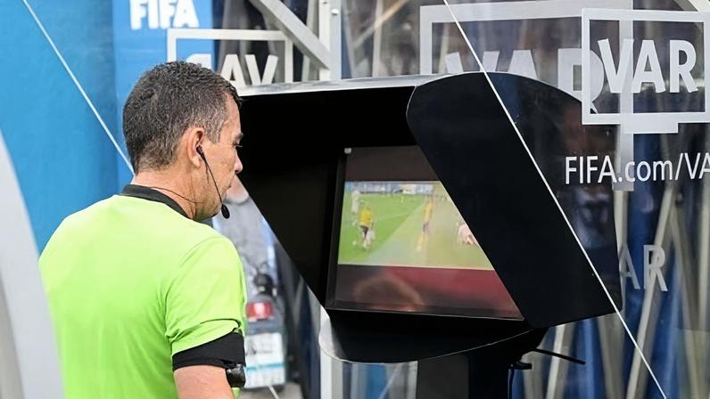 Os monitores do lado do campo ainda seriam usados ​​para suporte de vídeo de futebol no caso de contestação do treinador