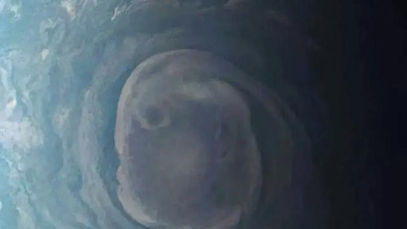 Supertempestades em Júpiter revelam raios inéditos no Sistema Solar