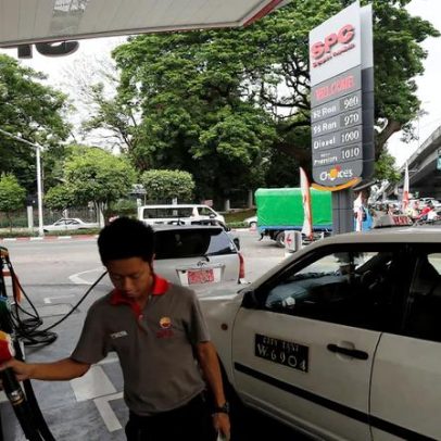 Junta de Mianmar corta combustível para carros por interrupções marítimas