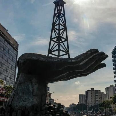 Barril de petróleo já ultrapassa os US$ 90 com guerra no Oriente Médio