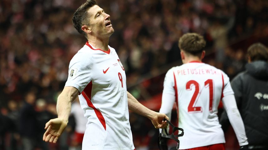 Lewandowski marca e Polônia vence a Albânia na repescagem
