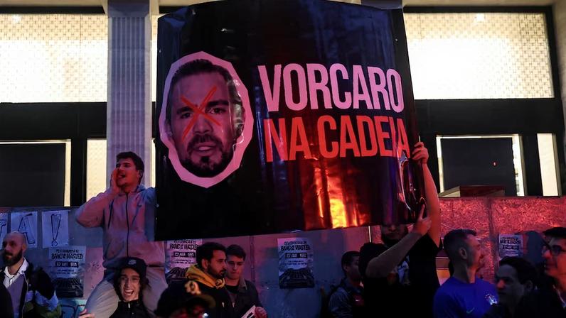 Banqueiro obscuro entra no círculo político brasileiro, causando escândalo