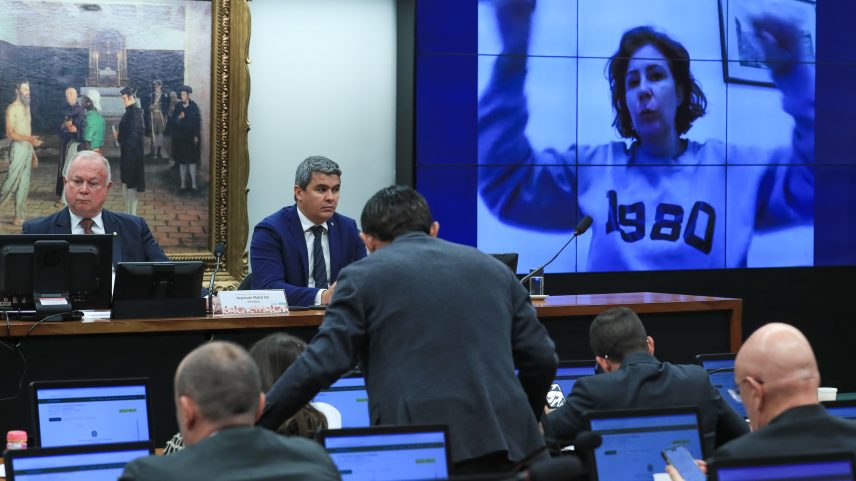 Carla Zambelli contou com plano e ajuda para escapar de prisão no Brasil, diz Justiça da Itália