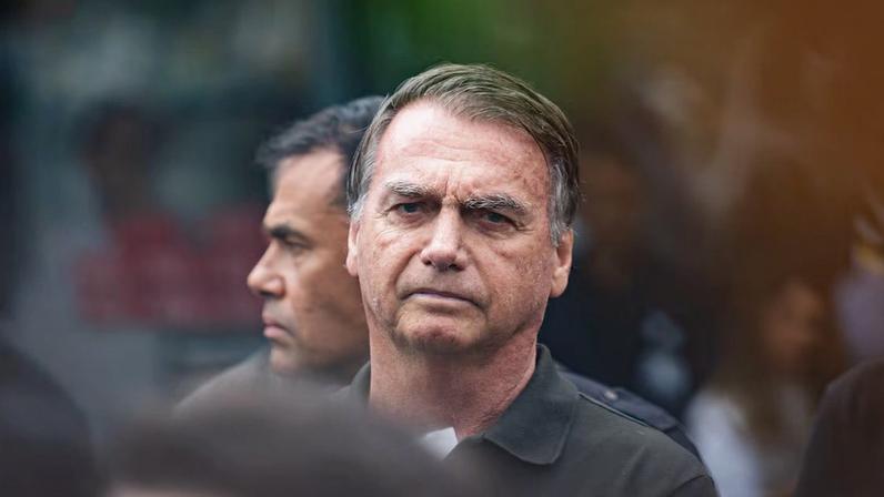 Bolsonaro sai de hospital para cumprir prisão domiciliar autorizada por Moraes