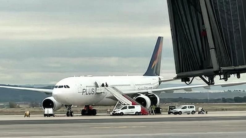 Avión de Plus Ultra estacionado en la T-4 del aeropuerto de Barajas el 15 de diciembre de 2025.