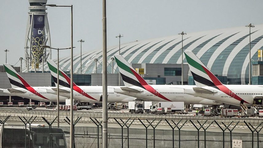 Em meio à ofensiva do Irã para interromper o tráfego aéreo e marítimo e o mercado de petróleo, o aeroporto de Dubai foi paralisado em 11 de março, após drones nas imediações terem ferido quatro pessoas Foto: AFP