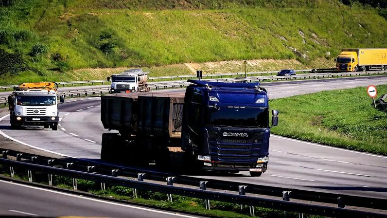 SP - CAMINHONEIROS ALERTAM / PARALISAÇÃO - ECONOMIA - Caminhoneiros estão em estado de alerta para paralisação nesta quarta-feita (18), após uma reunião realizada nesta última segunda-feira (16) no Porto de Santos com líderes da categoria, diante das dificuldades enfrentadas com o aumento constante do preço do diesel. Na foto, movimentação de caminhões no trecho oeste do Rodoanel Mario Covas, região de Osasco na Grande São Paulo, nesta terça-feira (17). 17/03/2026 - Foto: ALOISIO MAURICIO/FOTOARENA/FOTOARENA/ESTADÃO CONTEÚDO