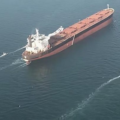 Conflito no Estreito de Ormuz se intensifica após ataques a três navios de carga
