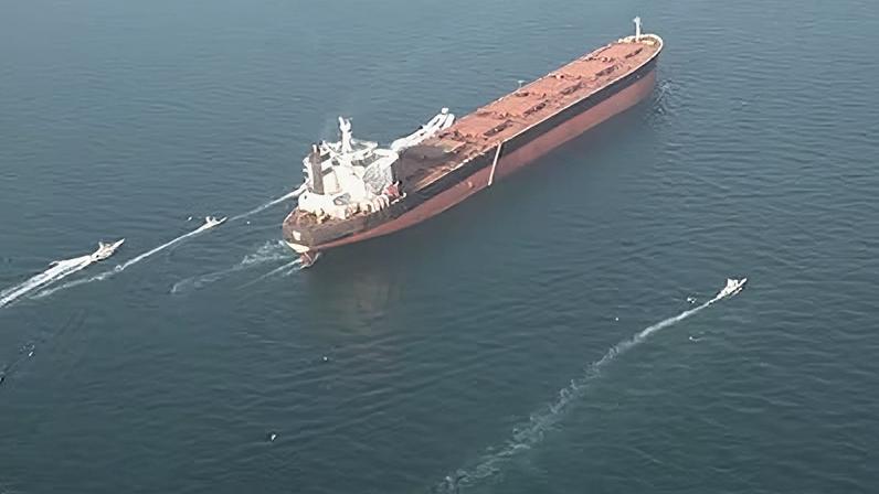 Conflito no Estreito de Ormuz se intensifica após ataques a três navios de carga